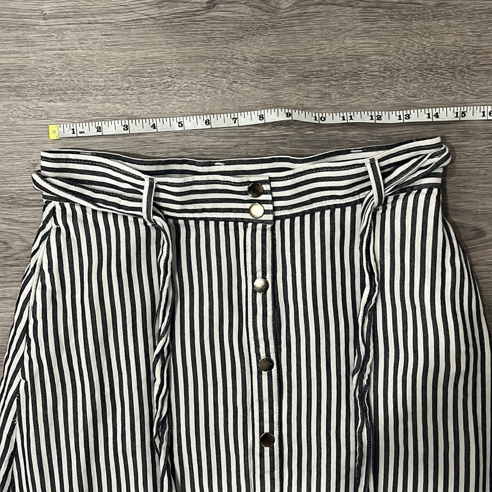 Button-up skirt with a belt - Picture 9 of 10